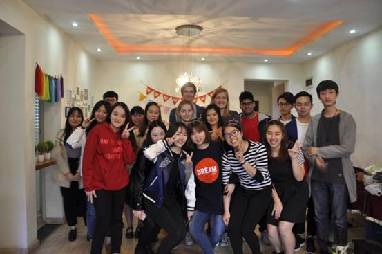 图为办公室成员与留学生合影留恋