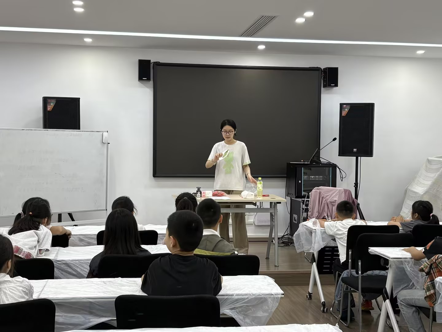 墨溅神韵，线构神魂  ——9428cn太阳集团古天乐青年志愿者服务队  社区支教活动